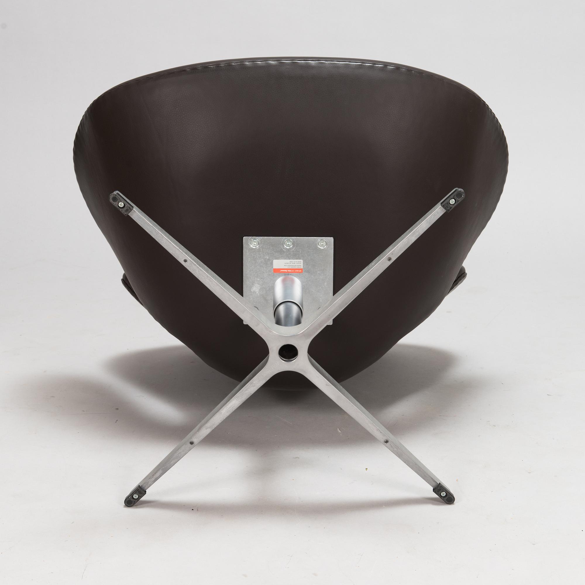 Arne Jacobsen, fåtölj, "Svanen" för Fritz Hansen, tillverkningsår 2008.