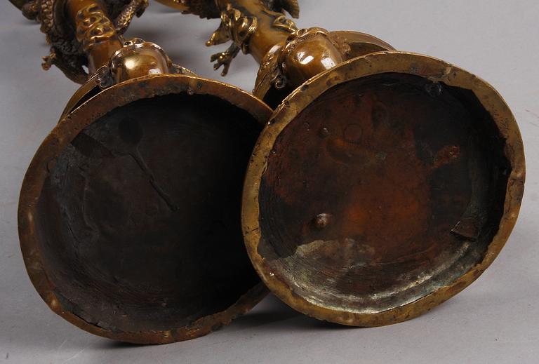 LJUSSTAKAR, ett par, brons, 1800/1900-tal.