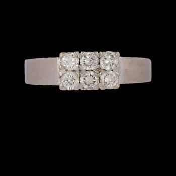 RING, 18k vitguld med 6 briljantslipade diamanter,0.42 ct. Ceson, Göteborg, 1970.