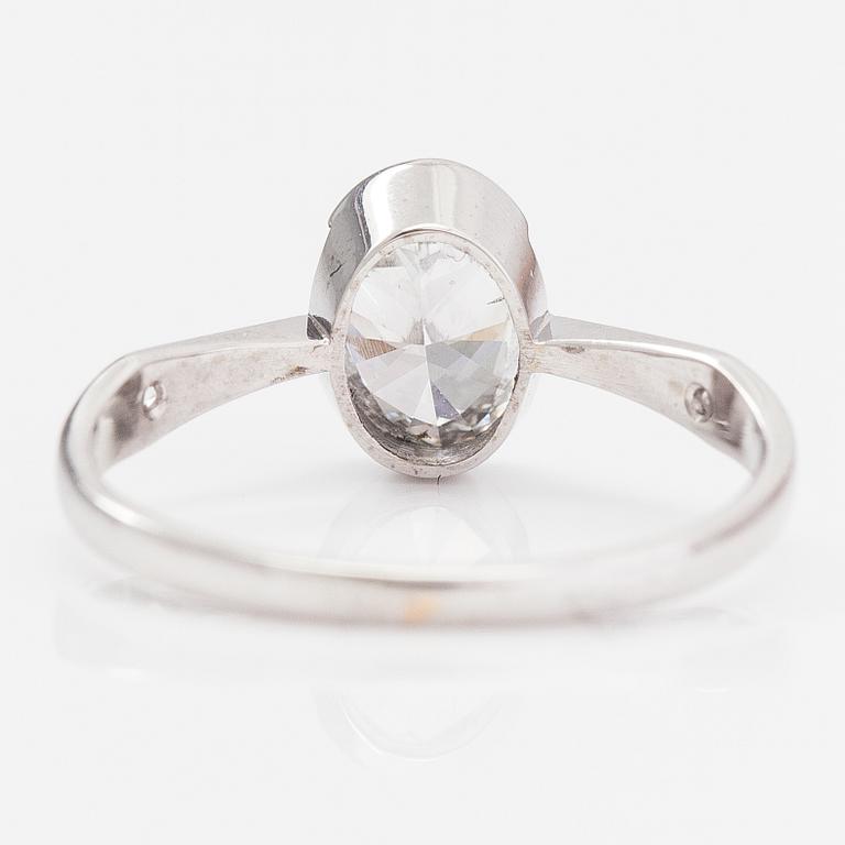 Ring, 18K vitguld och oval diamant ca. 1.00 ct enligt certifikat.