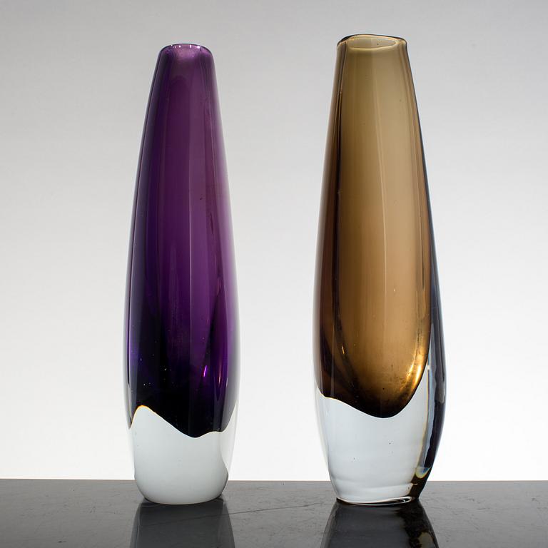 GUNNAR NYLUND, attributed to. A pair of vases, Strömbergshyttan.