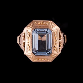 RING, 14K guld, syntetisk spinell. Vikt ca 5,0 g.