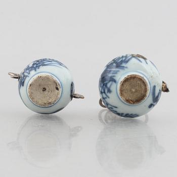 Miniatyrer, sex stycken samt dosa med lock, porslin, Kina,Qingdynastin, delvis Kangxi (1662-1722).