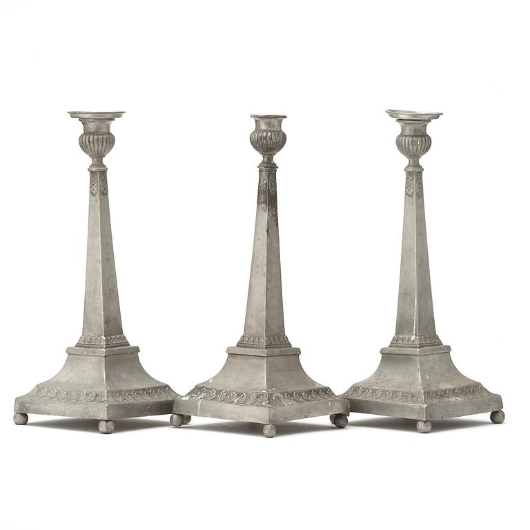 LJUSSTAKAR, tre stycken, av Martin Artedius 1800, mästare i Norrköping (1800-08). Sengustavianska.