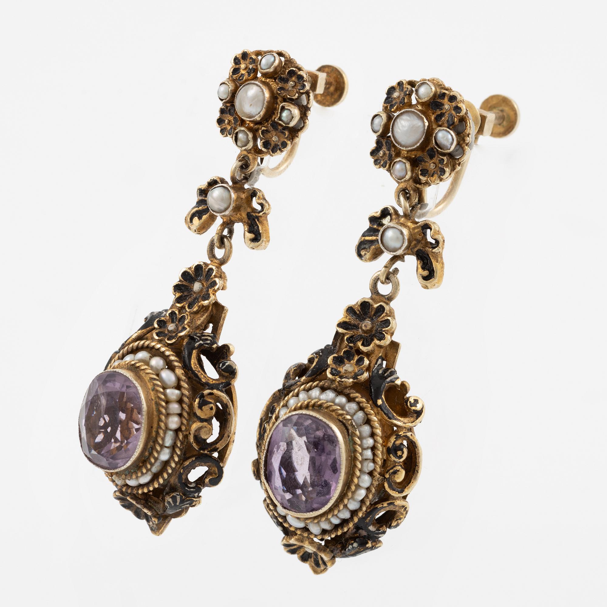 Örhängen, ett par, silver med ametister och pärlor.