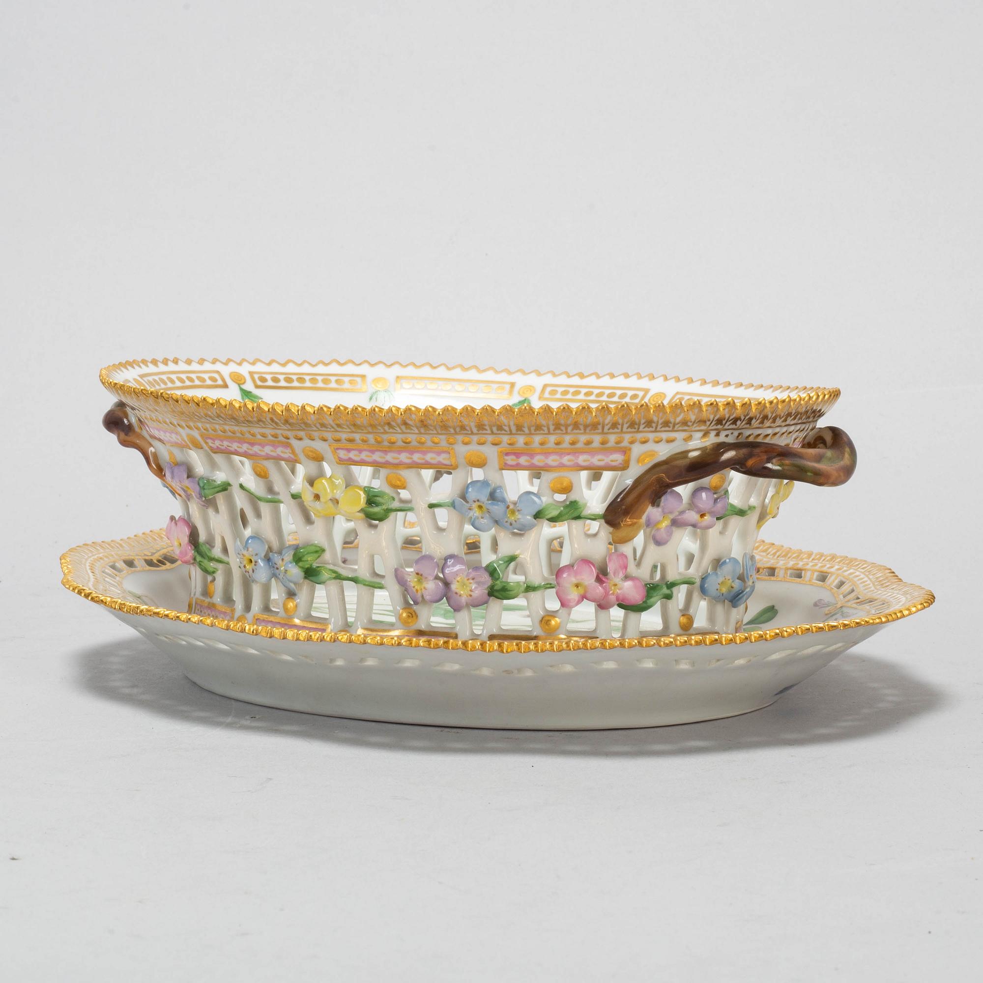 GALLERKORG med FAT, porslin. Royal Copenhagen, "Flora Danica", Danmark, 1900-tal.