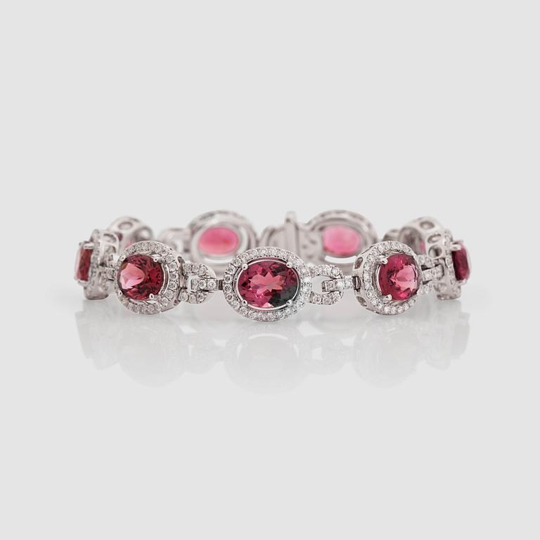 ARMBAND med rosa turmaliner totalt ca 16.20 ct samt briljantslipade diamanter totalt ca 2.99 ct.