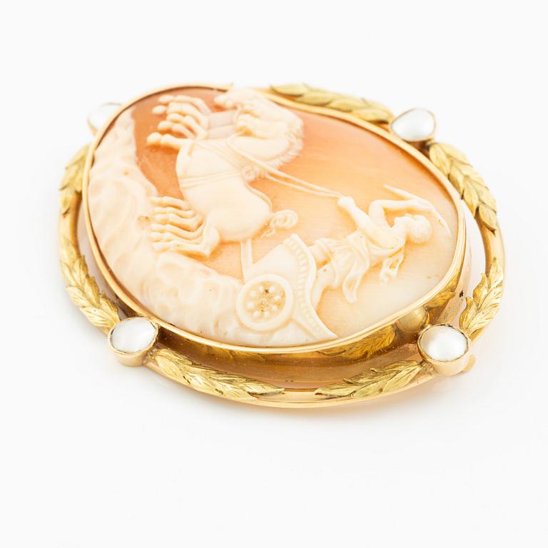 Brooch, 18K gold with shell cameo in the form of possibly Helios.
