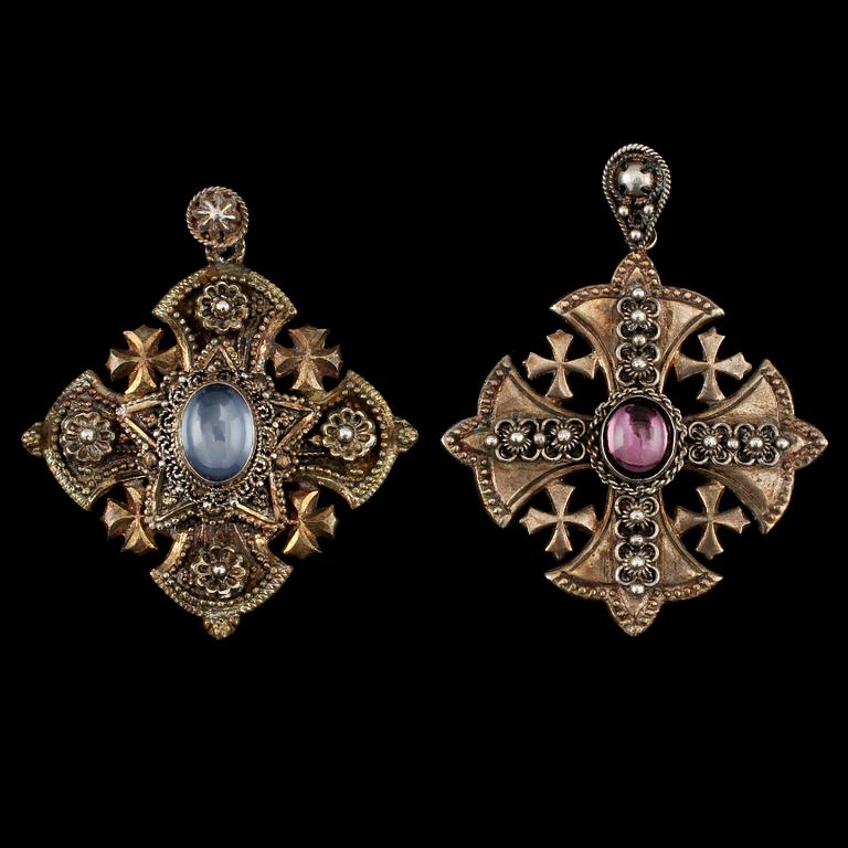 HÄNGEN, 2 st, silver med cabochonslipade stenar, Israel, 1900-talets andra hälft. Vikt 58 g.