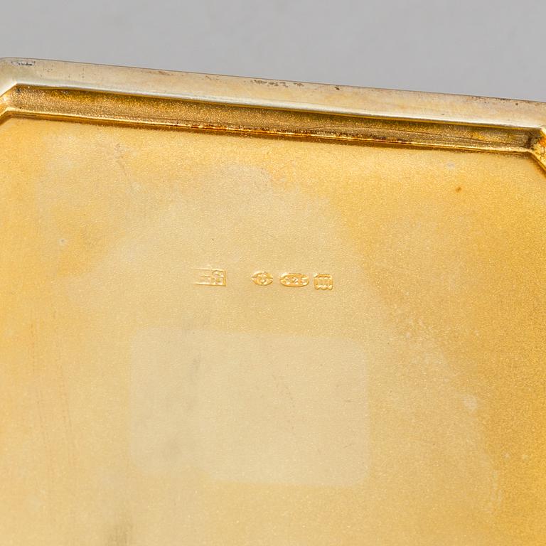 CIGARETTETUI, guillocherad emalj och sterlingsilver, engelska importstämplar, London 1927. Vikt 82 g.