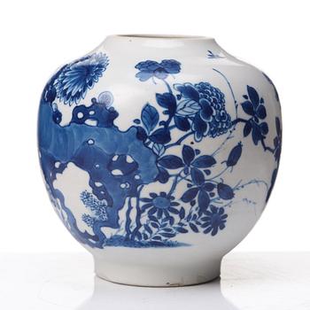 A blue and white Transitional vase, 17th Century.