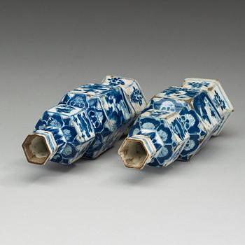 A pair of blue and white vases, Qing dynasty, Kangxi (1662-1722).