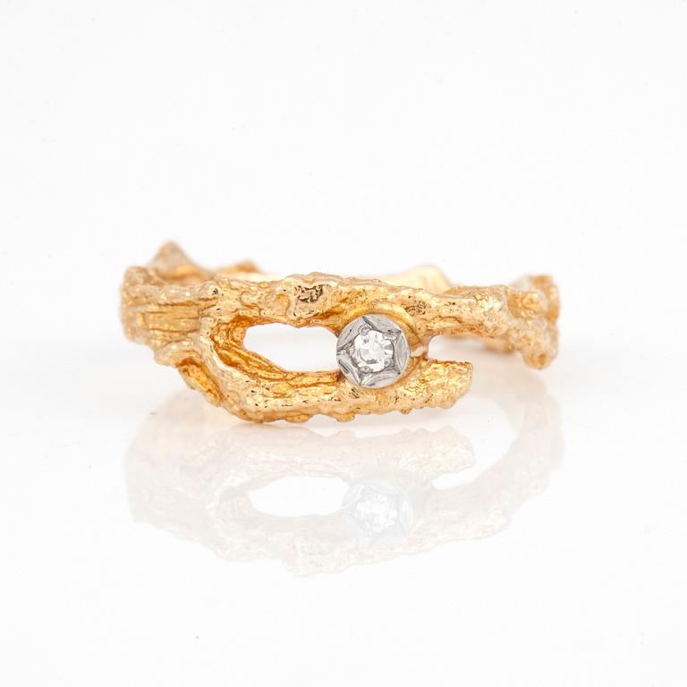 RING, 18K guld med diamant a 0.02 ct. Lapponia, Finland 1975. Total vikt ca 3,3 g.