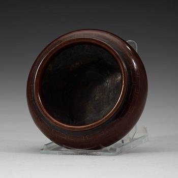 A copper alloy brush pot, late Qing dynasty (1644-1912).