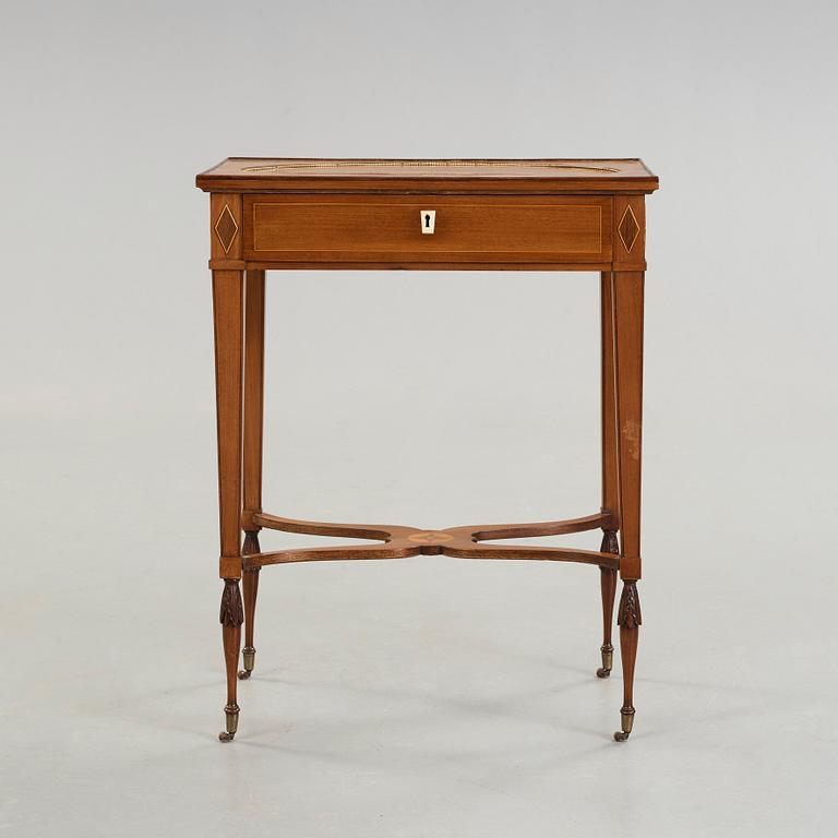 A late Gustavian table by Lars Qvarnberg, master 1801.