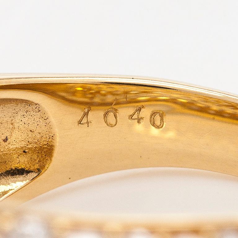 Sormus, bombé, 18K kultaa ja briljanttihiottuja timantteja.