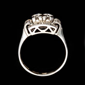 RING, 18 k vitguld med 24 st briljantslipade diamanter, G Dahlgren & Co, 1940, Malmö, tot ca 0,96 ct.