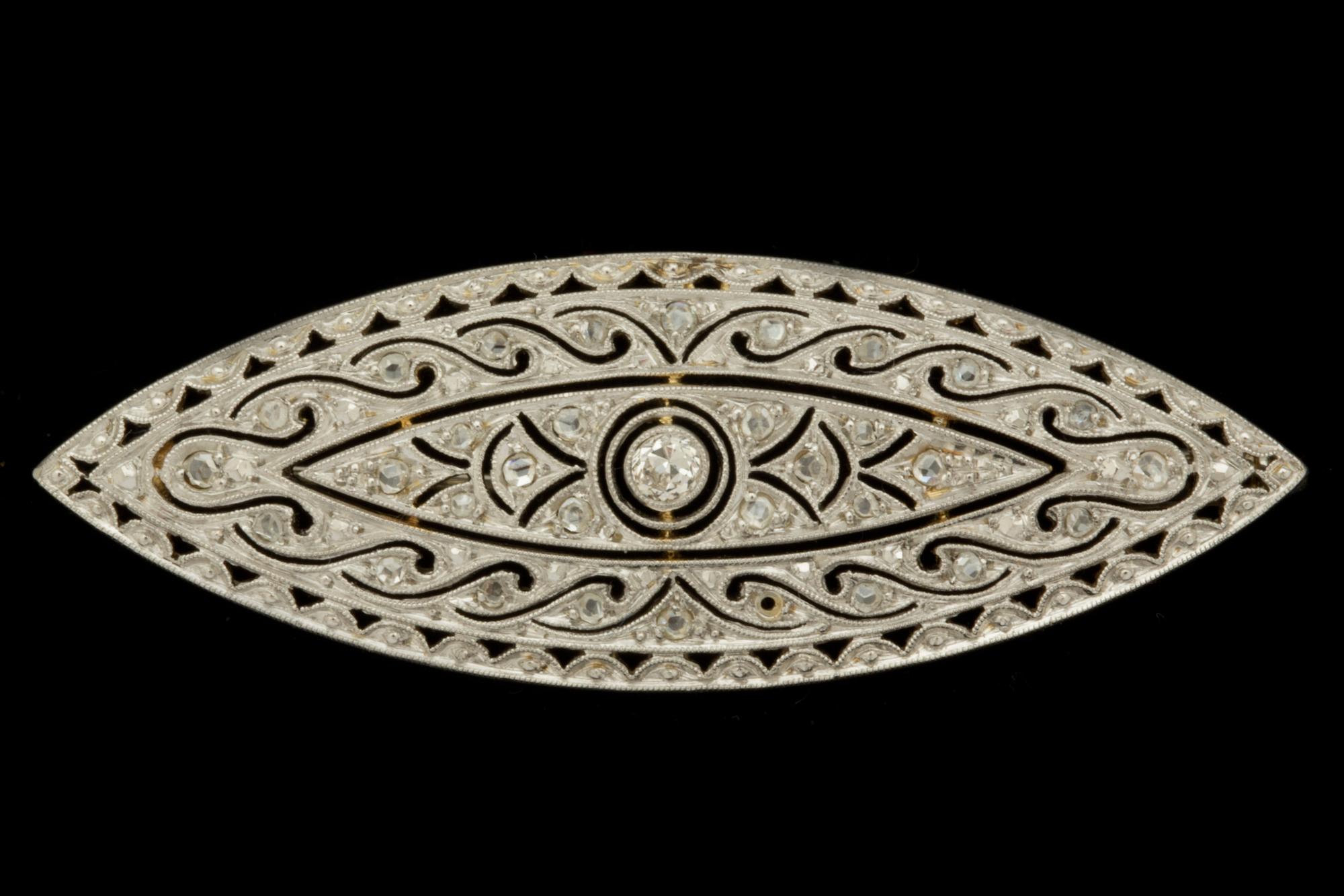 BROSCH, 18 k guld med gammalslipad diamant ca 0,05 ct samt rosenslipade diamanter. Vikt ca 6 g.