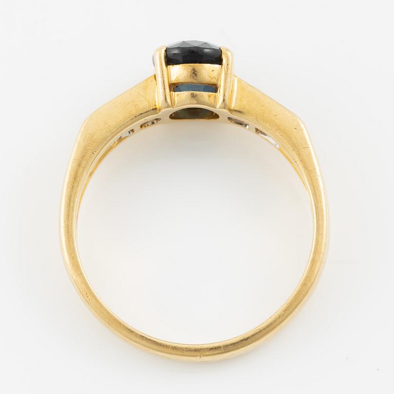 Ring, 18K gold with blue sapphire and carré-cut diamonds.