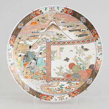 A large Japanese imari porcelain charger, Meiji (1868-1912).