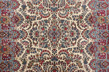 A carpet, old/semi-anqtiue Kirman Laver, c. 315 x 235 cm.