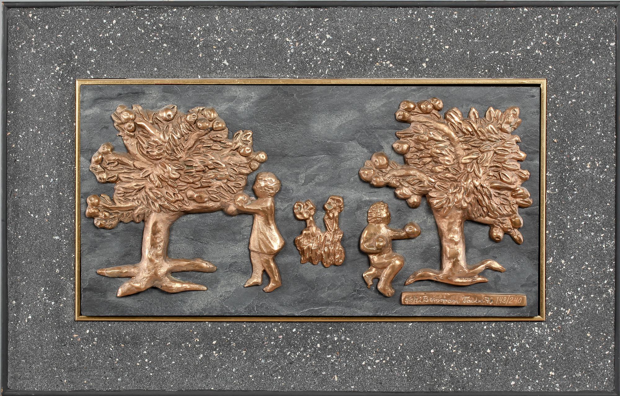 ASTRI BERGMAN-TAUBE, bronsrelief på schiffer, signerad, daterad 75, numrerad 148/240.