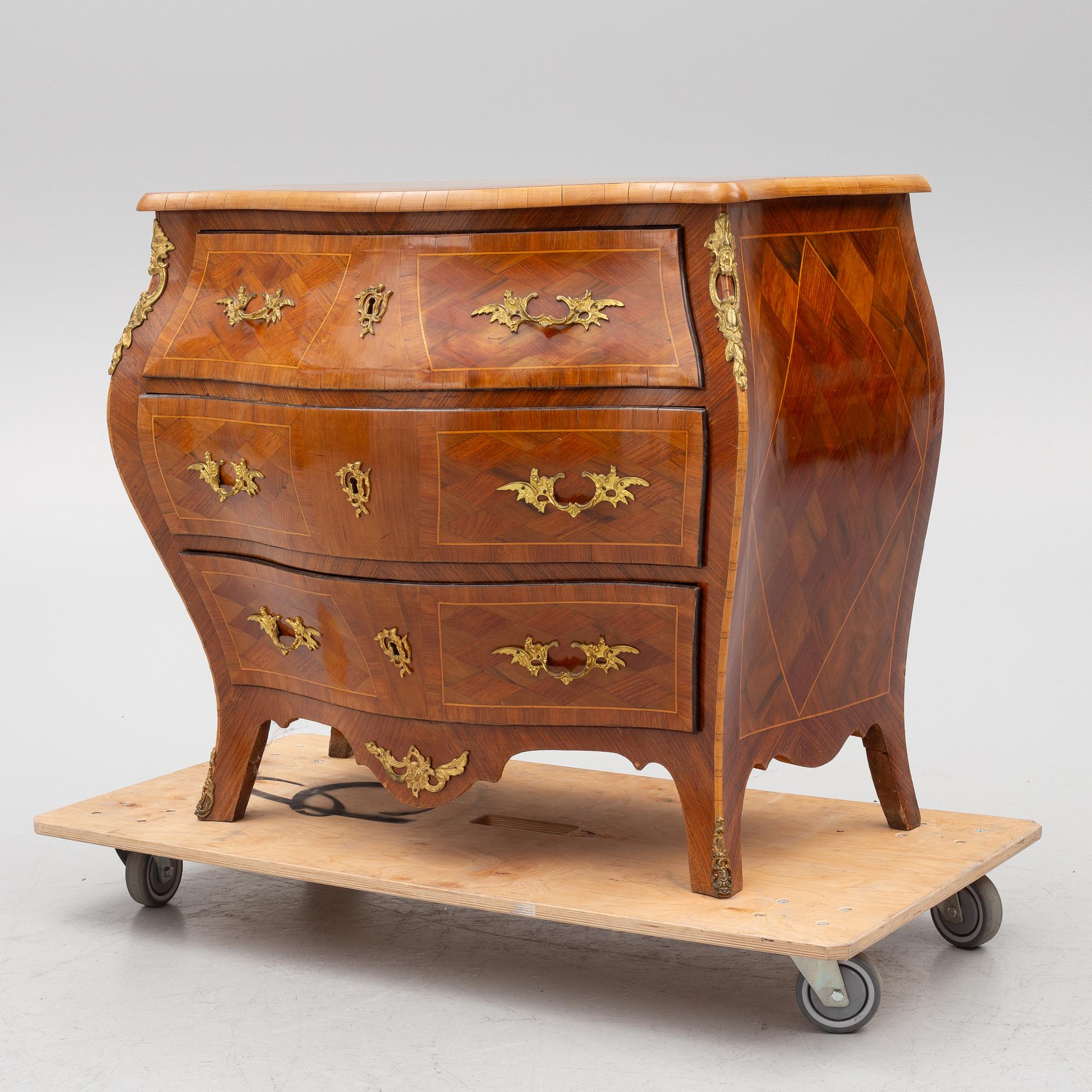 Byrå, rokokostil, omkring år 1900.