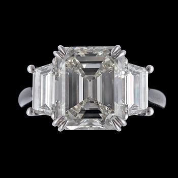 1254. RING, smaragdslipad diamant, 6.27 ct samt mindre smaragdslipade diamanter på vardera sida.
