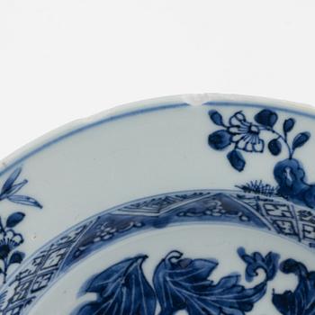 Tallrikar, åtta stycken, porslin, Kina, Qingdynastin, Qianlong (1736-95).