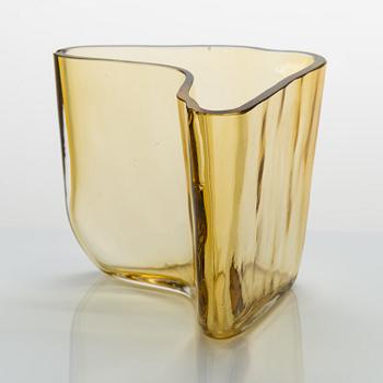 ALVAR AALTO, A '9751' vase Karhula Glassworks 1937.