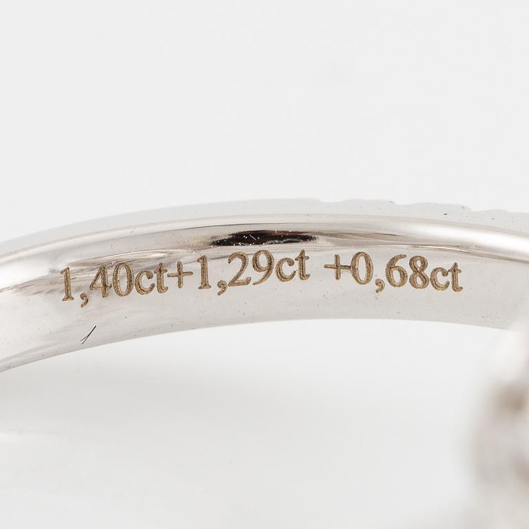 Crossover ring, 18K white gold set with pear-shaped and emerald-cut diamonds. Accompanied by GIA report.