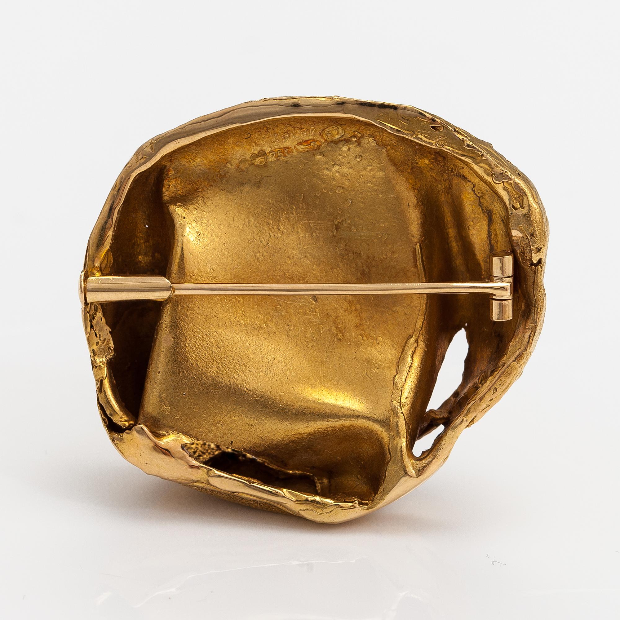 Lotta Orkomies, Brosch, 18K guld, safirer och en diamant ca 0.10 ct. A Tillander, Helsingfors 1970.