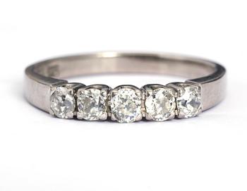 RING, 18 k vitguld med 5 gammalslipade diamanter ca 0,50 ct. W.A Bolin, Stockholm, 1965. Vikt ca 5 g.