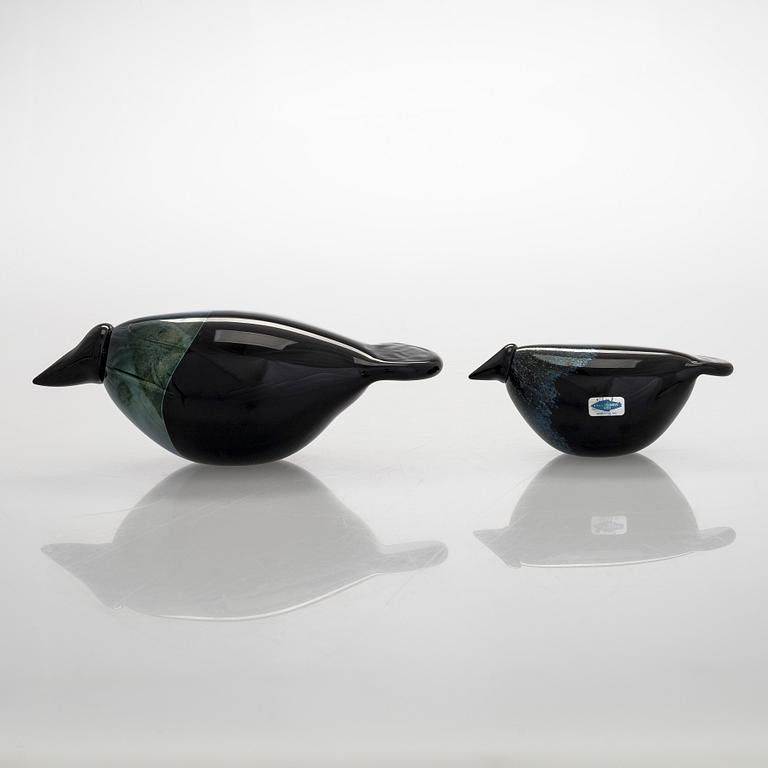 Oiva Toikka, glasfåglar, 2 st, "Crow" och "Babycrow", signerade O. Toikka Nuutajärvi.