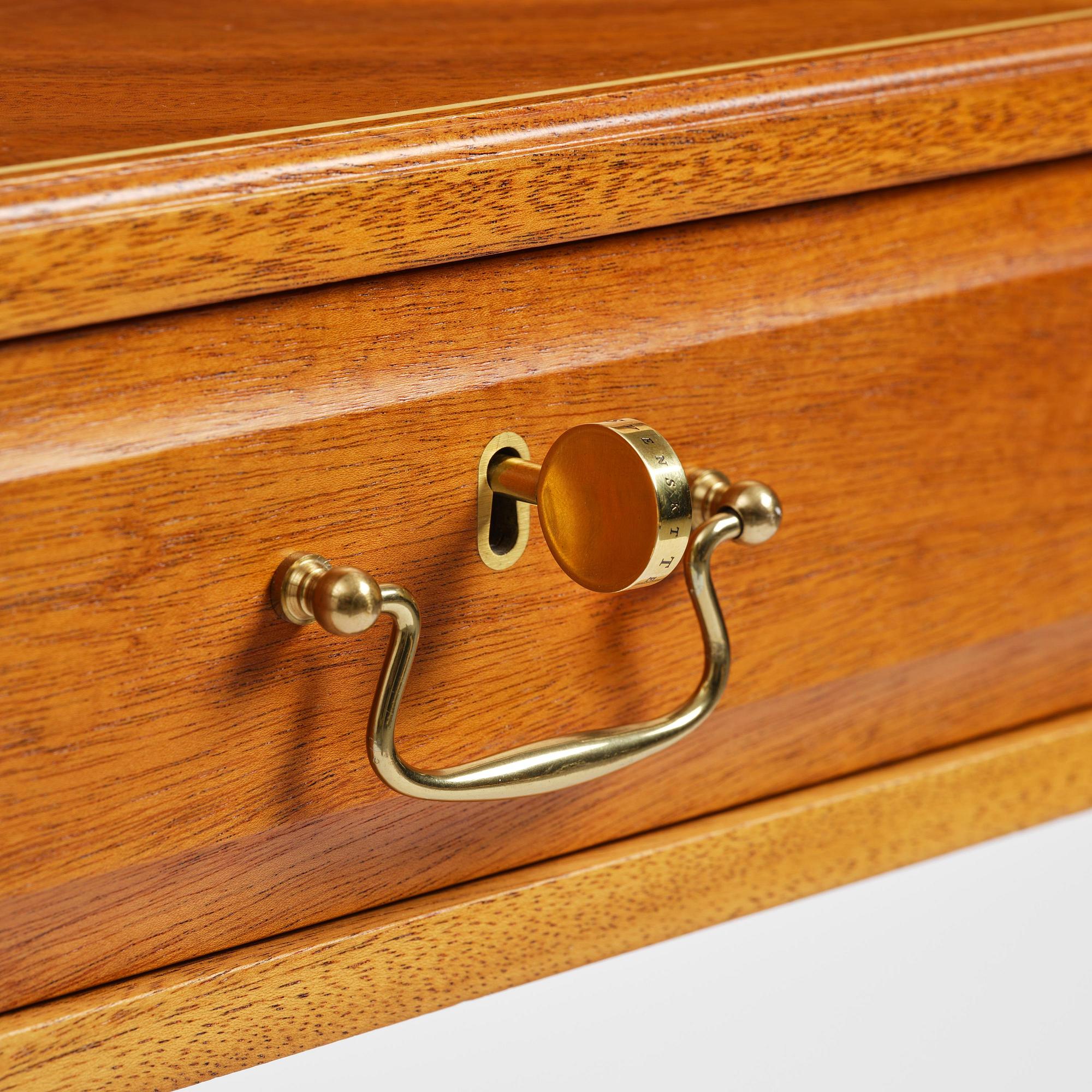 Josef Frank, sideboard, modell 821, Firma Svenskt Tenn, efter 1985.