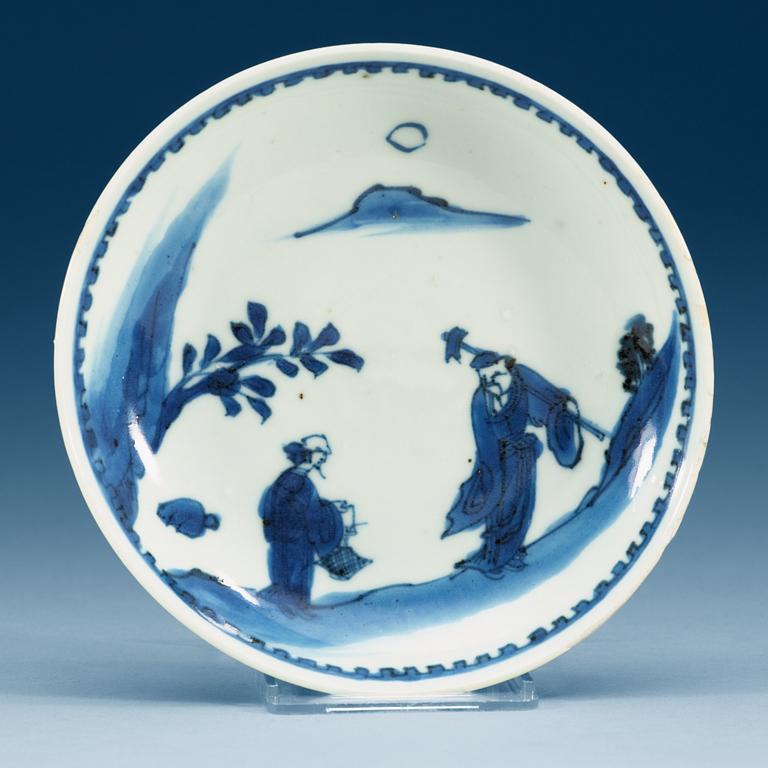 A blue and white Transitional dish, 17th Century.