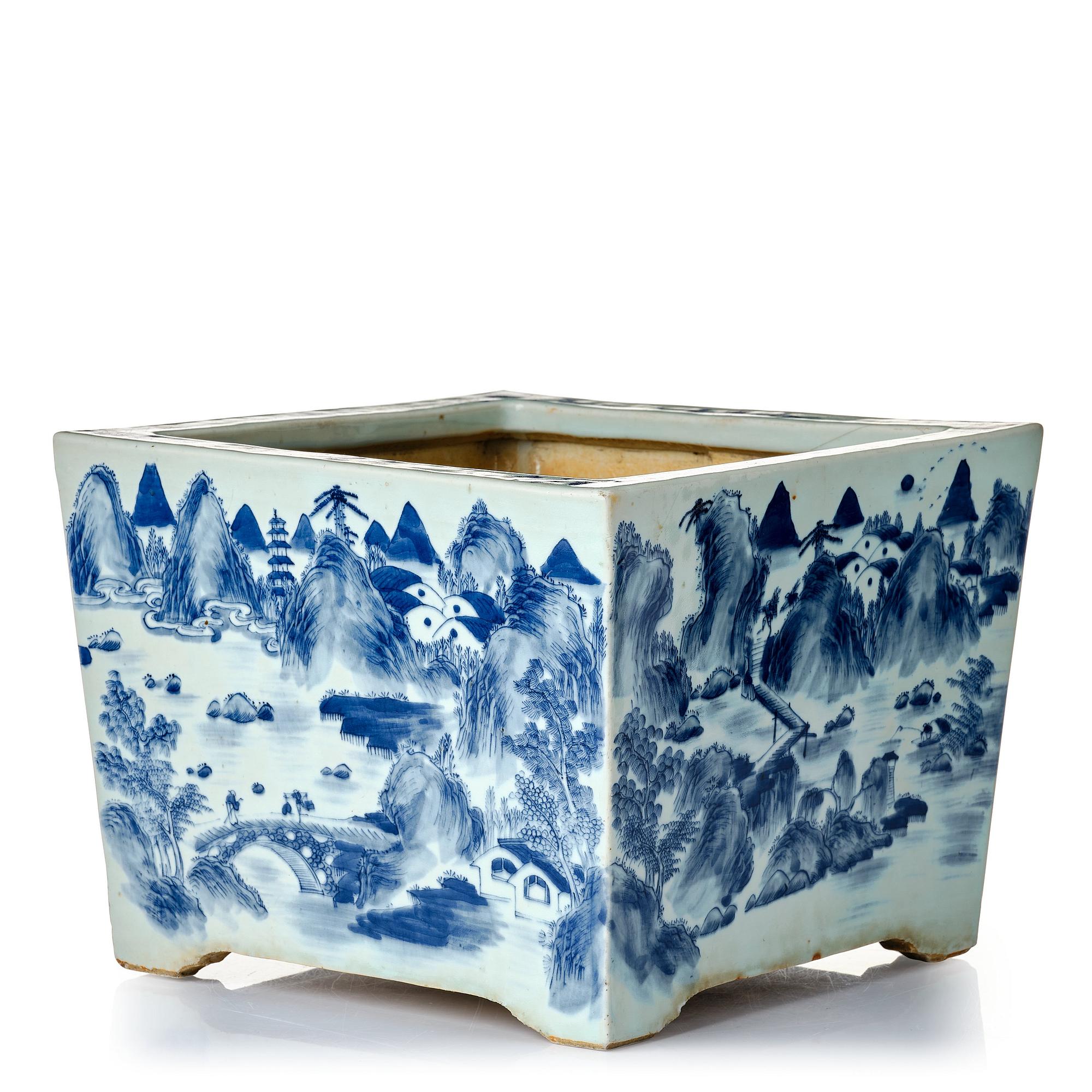 A blue and white flower pot, late Qing dynasty, circa 1900.