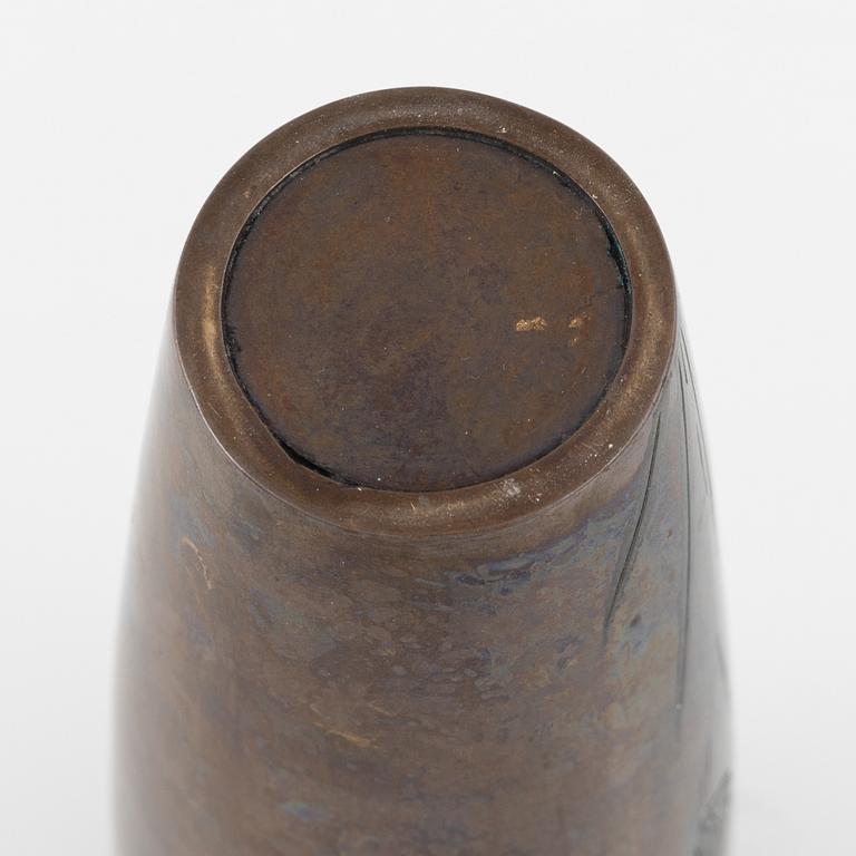 A Japanese bronze vase, Meiji period (1868-1912).