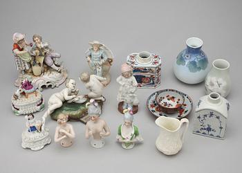 PARTI PRYDNANDSFÖREMÅL, 18 delar, porslin. 1900-tal.