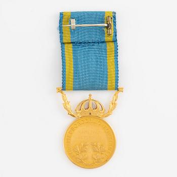 Medal, gold 18k, "For valour and integrity", with ribbon in case.