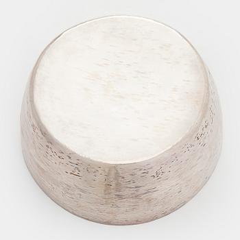 Tapio Wirkkala, malja, hopeaa, Kultakeskus, Hämeenlinna 2007.