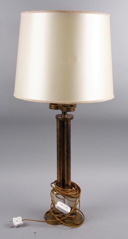 BORDSARMATURER ett par, glas och mässing, 1900-tal.