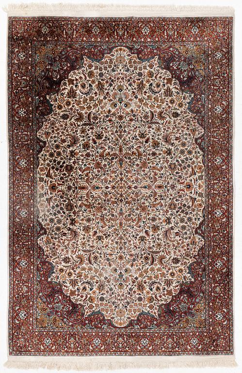 Carpet, Kirman, 275 x 185 cm.