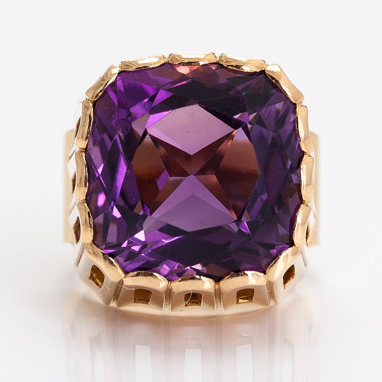 Ring, cocktailring, 18K guld med en ametist. Kultaseppäkoulu, Helsingfors 1964.