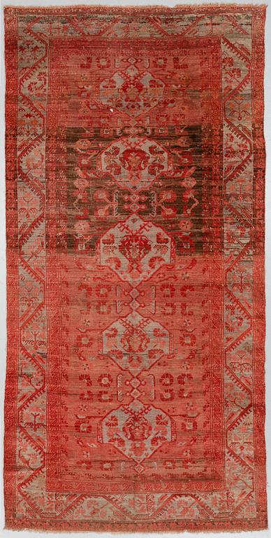 A CARPET, an antique/semi-antique Oriental kelly, ca 287,5 x 141,5 cm.