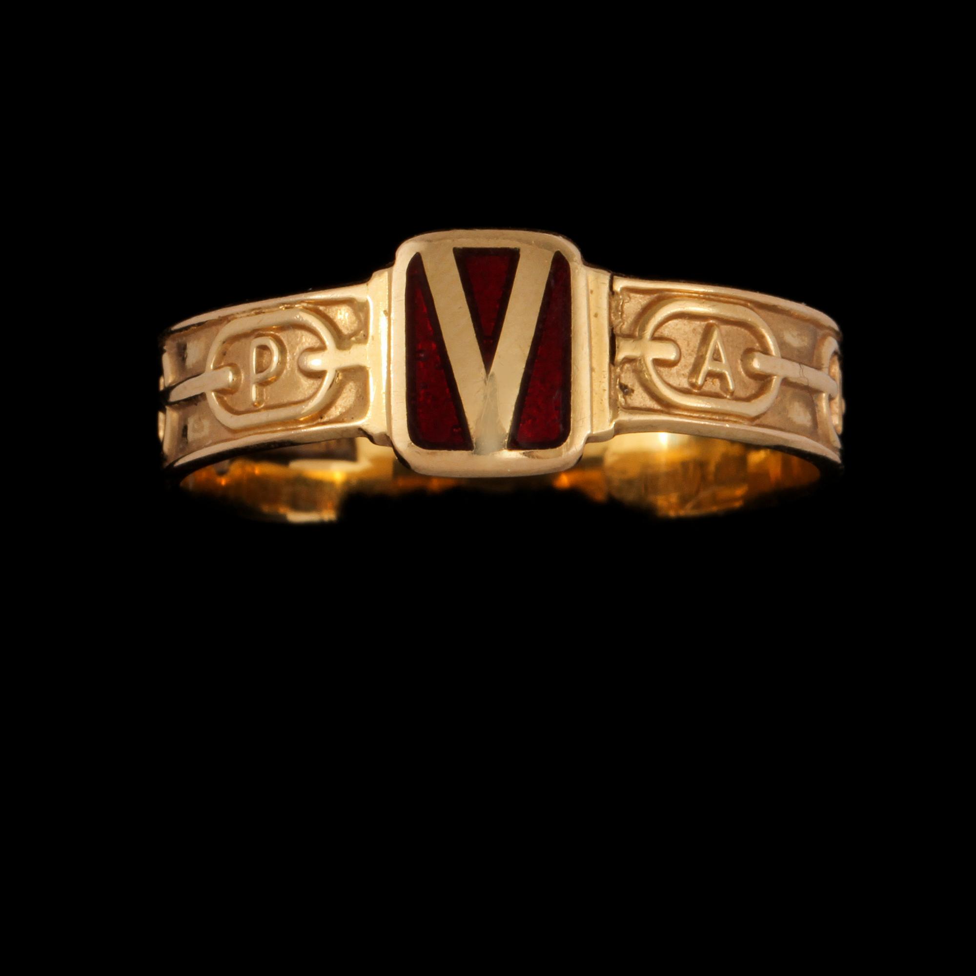 RING, 18k guld och röd emalj, Viktoria orden, Ceson, Göteborg, 1976. Vikt 3 g.