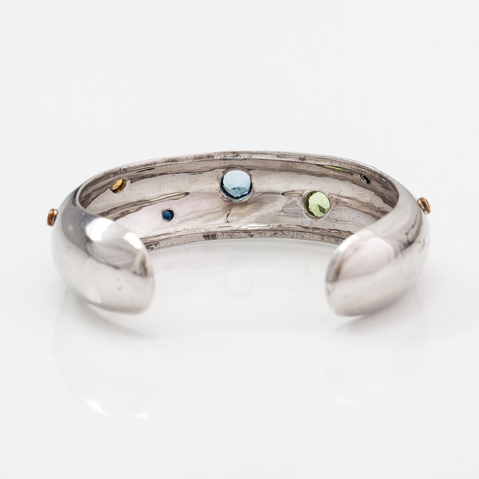 A bracelet and a pair of earrings made of silver with topazes, citrines, amethysts, sapphires and peridotes.