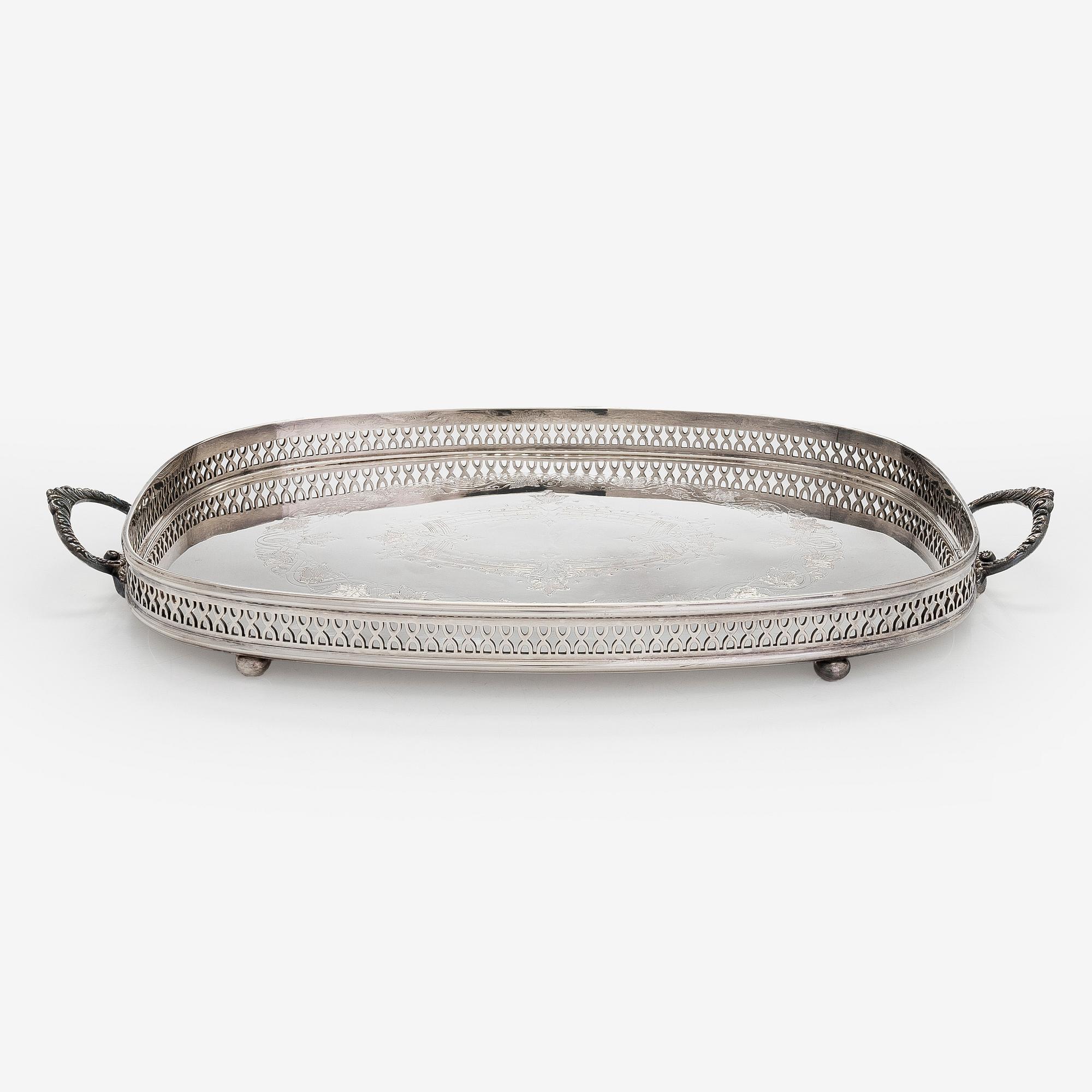 Bricka, försilvrad, England.