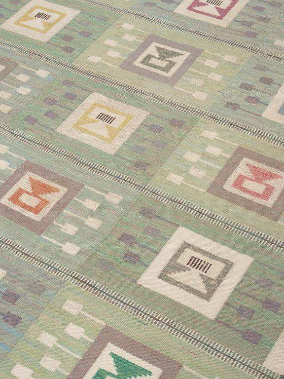 CARPET. "Flickorna i fönstret". Flat weave. 251,5 x 196,5 cm. Signed EM SH.