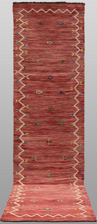 A Kelim runner carpet, 296 x 84 cm.